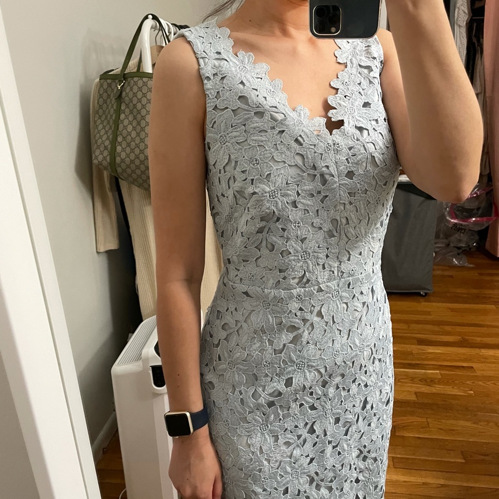 Sleeveless dress, with patched flower pattern